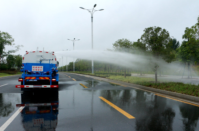 電動三輪垃圾車（電動三輪垃圾清運(yùn)車）頂噴功能演示